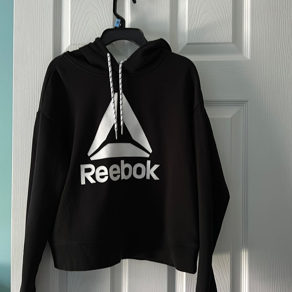Women’s Reebok sweatshirt crop size small black&white